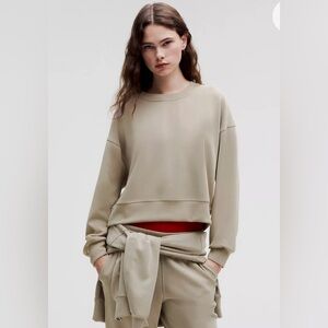 LULULEMON Softstreme Perfectly Oversized
Cropped Crew, size 6, neutral tan color